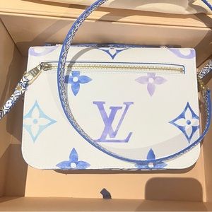Brand new beautiful Louis Vuitton. Has never been used. Collectors edition.